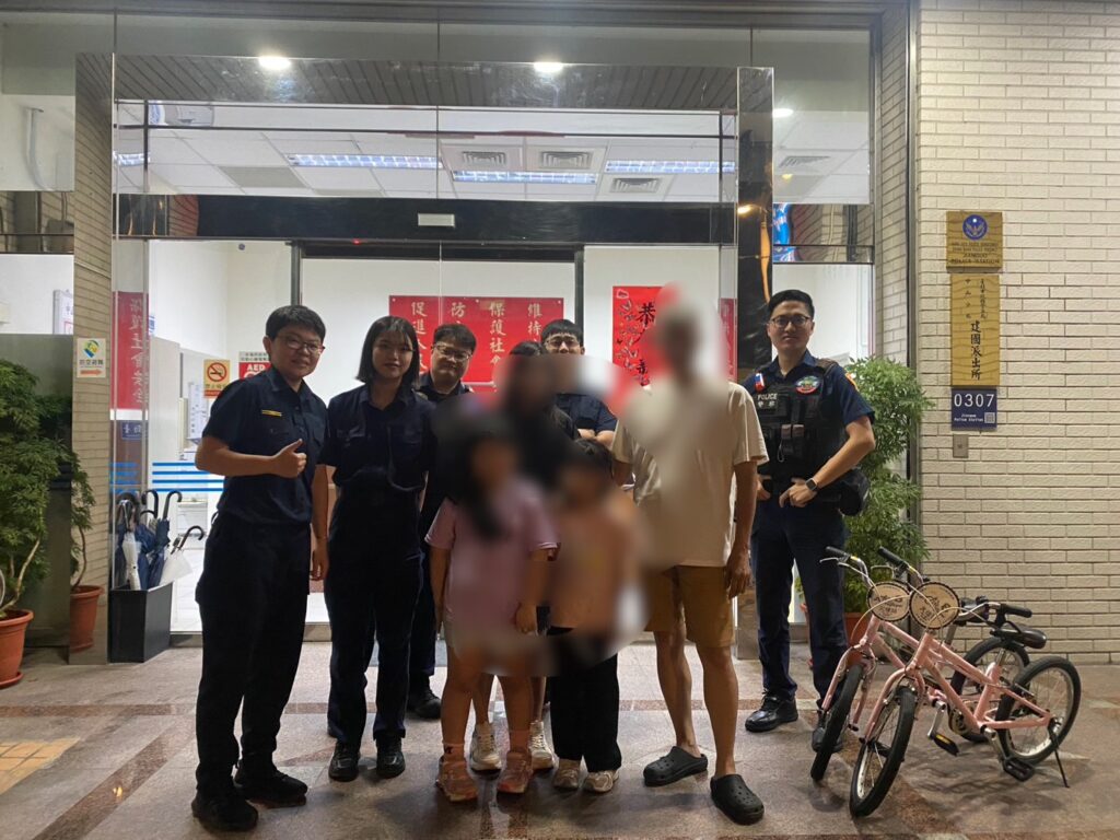 2名走失女童順利尋獲，家長感謝警方協助，合影表達謝意。(圖／記者薛秀蓮 翻攝)