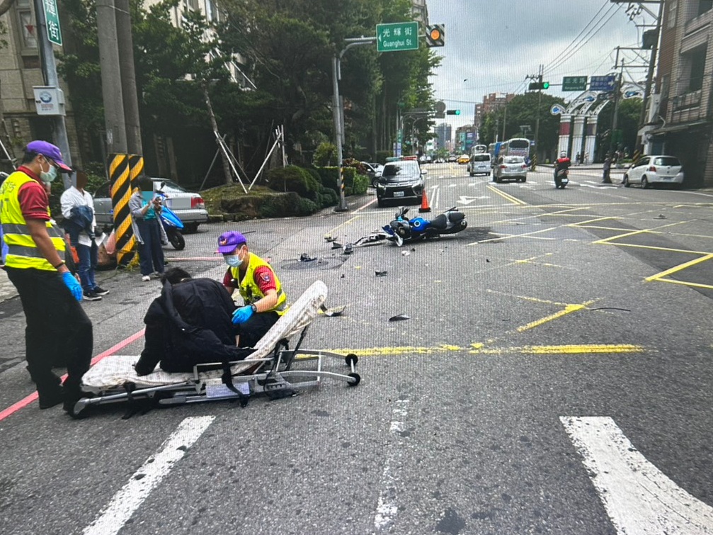 據了解，該路口為閃黃燈，雙方皆須減速慢行，而陳姓男子未注意對向來車，王姓男子則是未減速，最終造成意外發生，王姓男子全身擦挫傷且車頭彎曲，陳姓男子則是車門毀損。（記者翻攝）