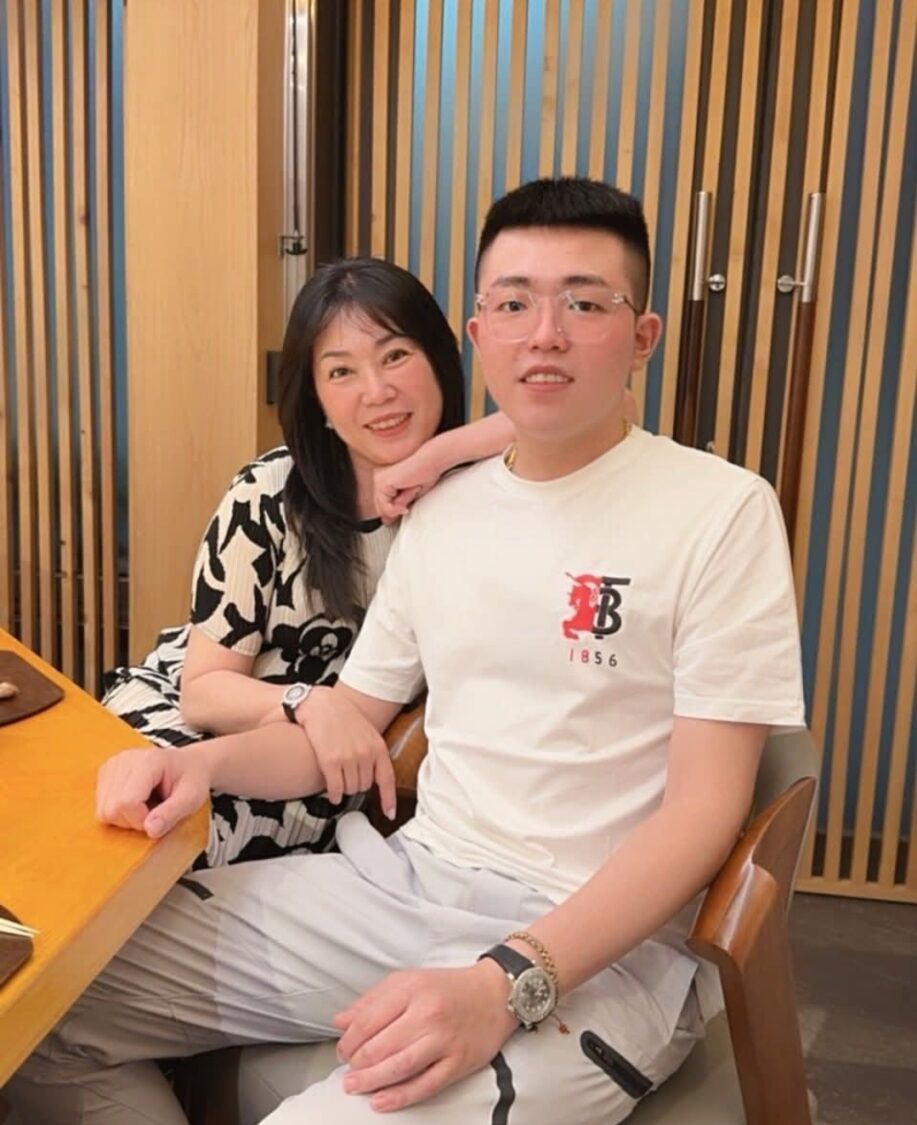 北港朝天宮董事長兒子蔡晉財（圖右）涉毆前董事長曾蔡美佐遭羈押一事，其母親黃美蘭（圖左）曾臉書坦言是自己疏於陪伴兒子的童年。（圖／翻攝自黃美蘭臉書）