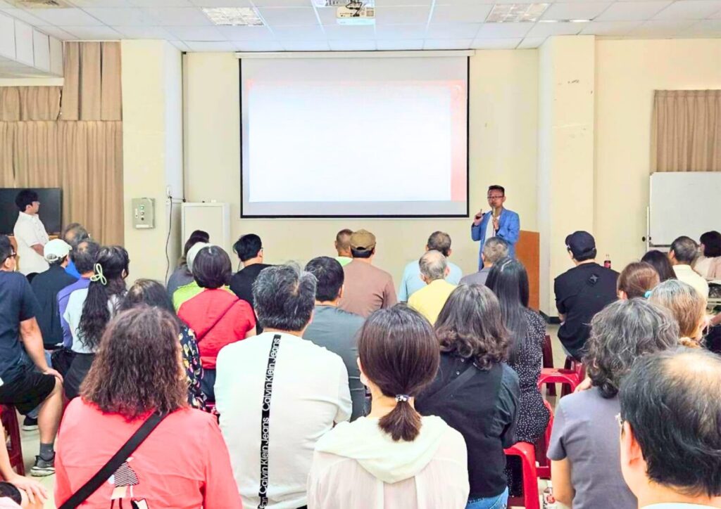 富品長壽案地主說明會現場,透過條件說明與流程溝通,協助住戶凝聚共識。(圖/富品集團|富品建設提供)