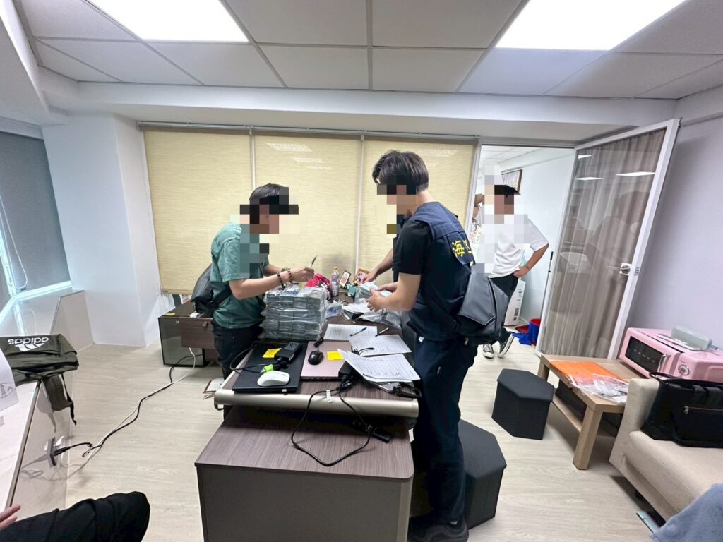 專案小組搜索並扣得輝達高階晶片伺服器50臺、手機、電腦、帳冊、名車及現金900餘萬元。（圖／海巡署提供）