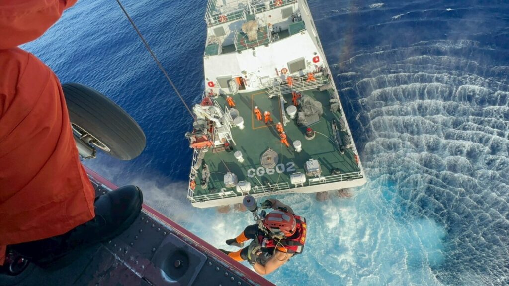 海巡聯勤吊掛救援受傷的外籍漁工。（圖／海巡署提供）