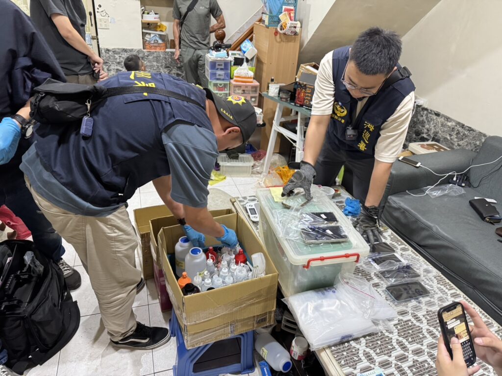 海巡署緝獲國內首宗利用非管制化學物質「依托咪酯酸」轉化製造第二級毒品「依托咪酯」之新興製毒手法。（圖／海巡署提供）