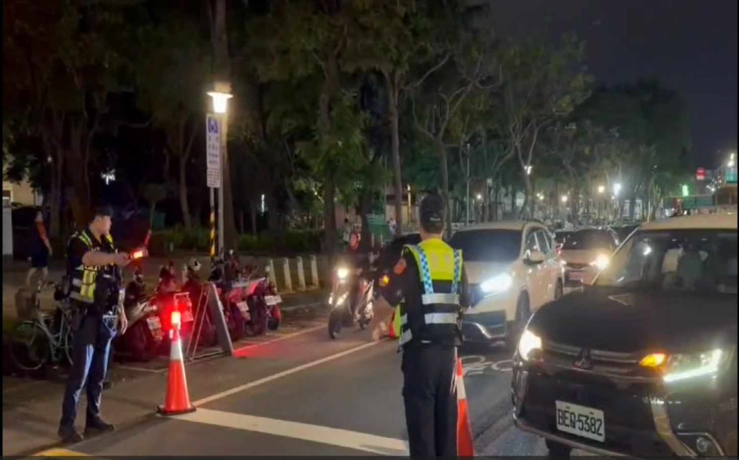 勞動節連假期間桃園分局出動68人的大量警力，投入路檢點10處、臨檢點16處，加強盤查取締。（記者翻攝）