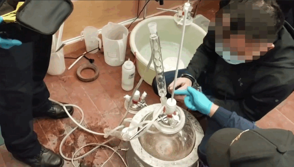 海巡署偵防分署彰化查緝隊今年1月在嘉義市成功搗破大型喪屍菸彈製毒工廠。（圖／海巡署）