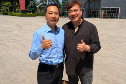 總會長郭金耀(右)與金門防衛指揮部(金防部)副指揮官李其桓少將在聖祖食品前交流合影。(圖/記者翻攝)