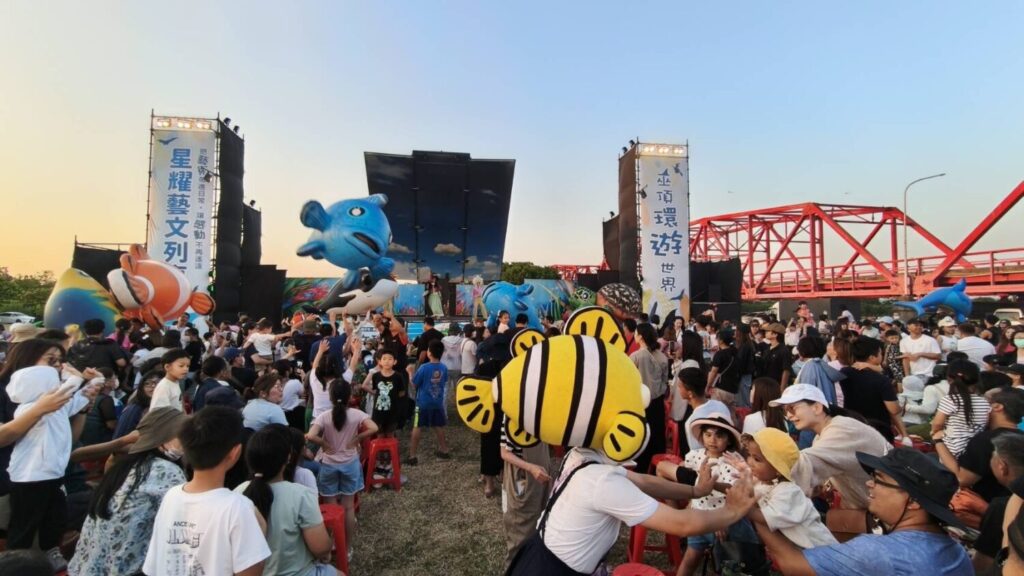 星耀藝文列車前進雲林西螺 紙風車演出暨親子嘉年華吸引2000人熱情參與 紙風車劇團帶來活潑生動的演出,現場人潮匯聚(圖/星耀投控)