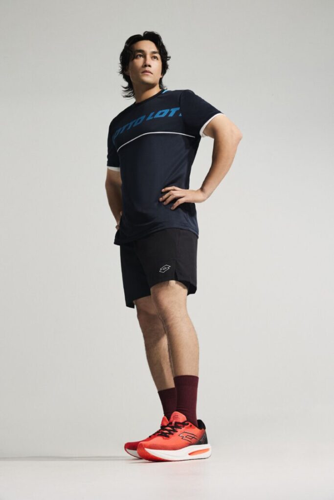 潘傑楷以深藍色運動套裝搭配【LOTTO VOLATA 400閃影跑鞋】亮相。(圖/LOTTO提供)