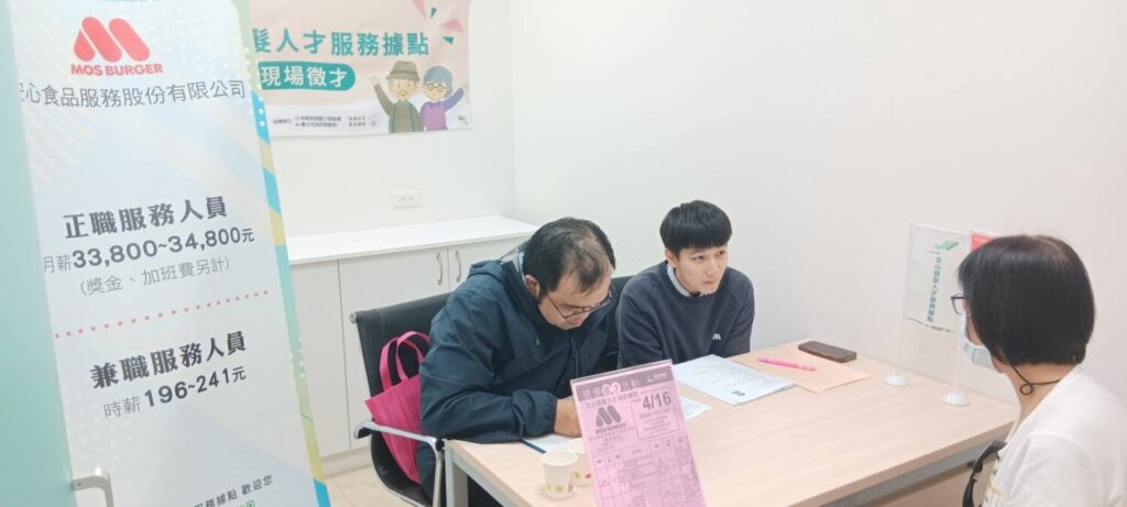 文山銀髮人才服務據點提供-文山銀髮人才服務據點辦理現場徵才，協助中高齡求職者掌握就業機會。（圖／文山銀髮人才服務據點題供)