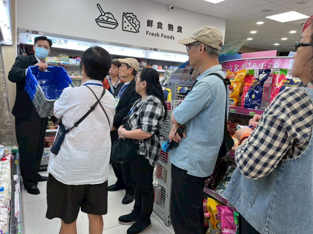 文山銀髮人才服務據點提供- 學員參加職場體驗，深入了解服務業職場樣貌，探索未來職涯方向。（圖／文山銀髮人才服務據點題供)