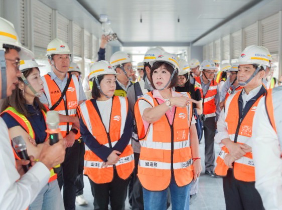 呂玉玲邀集交通部、鐵道局、台鐵公司、桃園市政府及地方民代共同會勘，爭取興建平鎮臨時站西側行人天橋。(圖／記者翻攝)