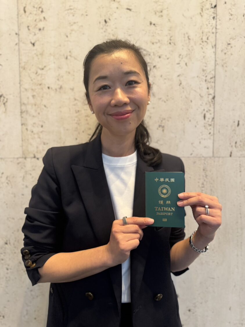王雯除持有台北市出生證明外,當年出養時亦曾持用中華民國護照,護照上更蓋有中華民國出境章,相關資料均顯示其與台灣具有明確身分連結。(圖/記者翻攝)