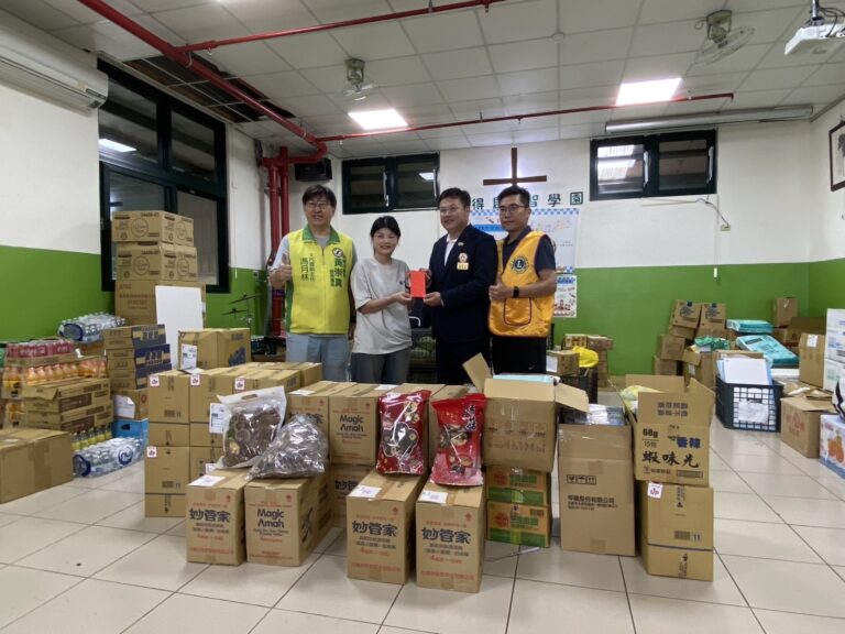 黃崇真議員服務團隊大內壢副主任馮月林(左1)偕同桃園廣德獅子會26-27屆會長游宸嘉(右2)及皇順開發股份有限公司副總經理廖家裕代表致贈加菜金給路得啟智學園,前排為捐贈物資。(記者 包克明攝)