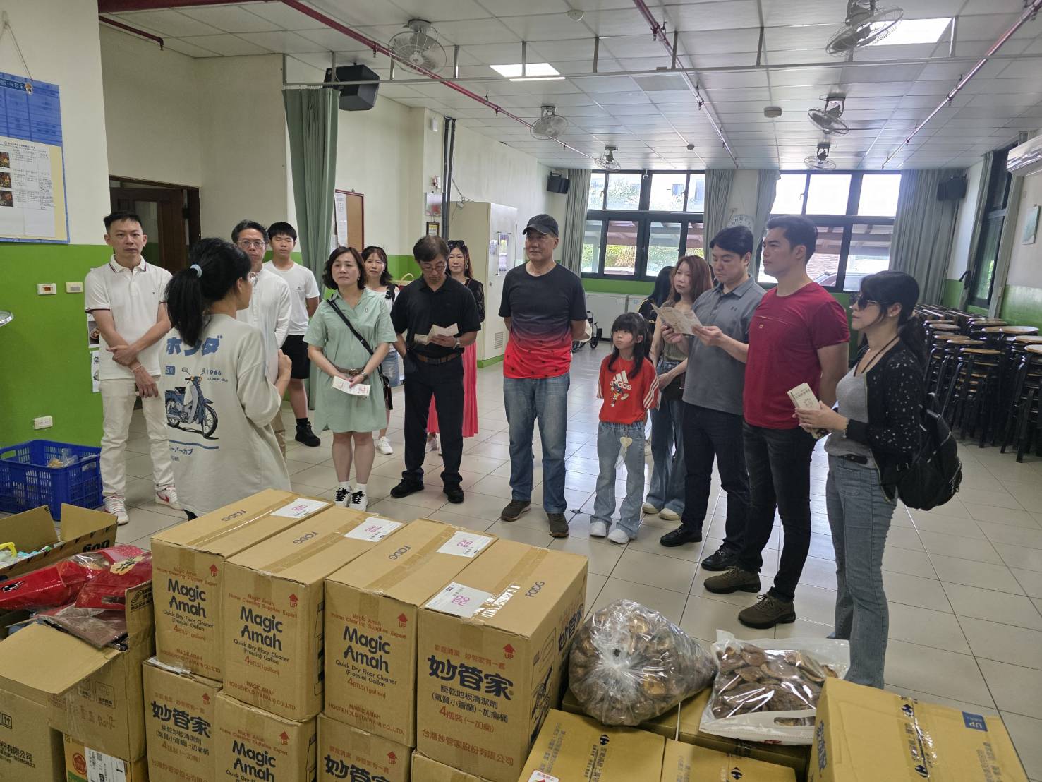 路得啟智學園園方向到院參與公益關懷行動的貴賓說明園內運作狀況。(記者 包克明攝)