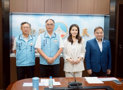 金門分會籌備會長潘欽章及夫人蕭美萍(右2)與副縣長李文良、許績鑫處長合影。(圖/記者翻攝)