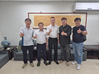 總會長郭金耀(右2)由副秘書長馮月林(右1)陪同赴法務部調查局福建調查處與處長馬忠亮(左)等人合影。(圖/記者翻攝)