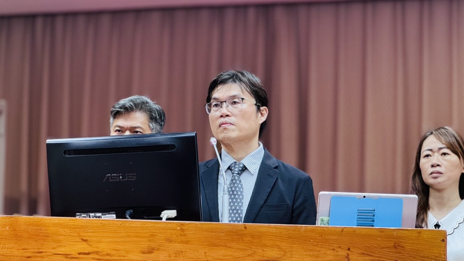朱俊彰答詢表示,校園唾液快篩執行工作原則上由生輔組長或學安人力負責,並非由導師或一般授課教師執行。(圖/記者翻攝)