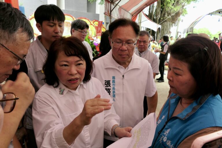 黃敏惠市長於記者聯訪時,拿出相關公文資料,細數嘉義輕軌跳票的過程。(圖/記者翻攝)
