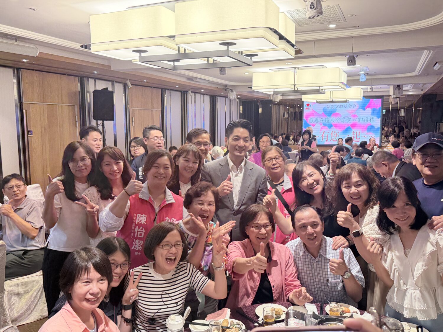 台北市長蔣萬安親自出席「陳安文教基金會」43周年慶。(圖/記者翻攝)