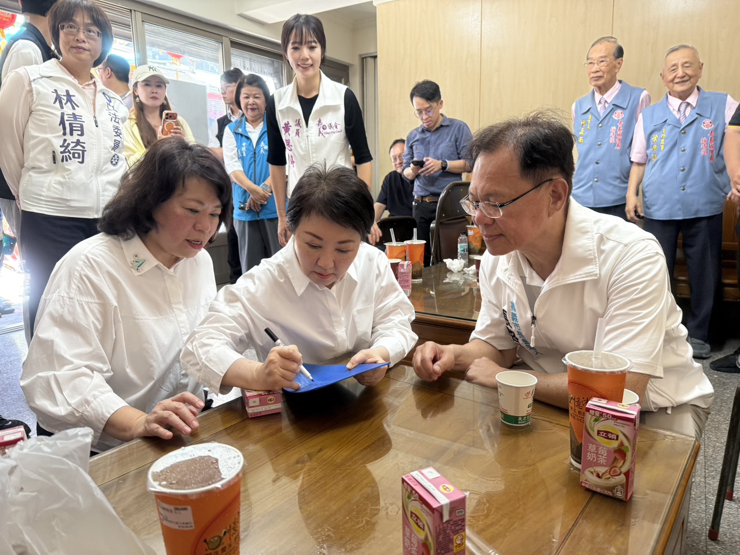 盧秀燕、黃敏惠雙「媽媽市長」合體和張啓楷框,活動現場氣氛熱絡。(記者翻攝)