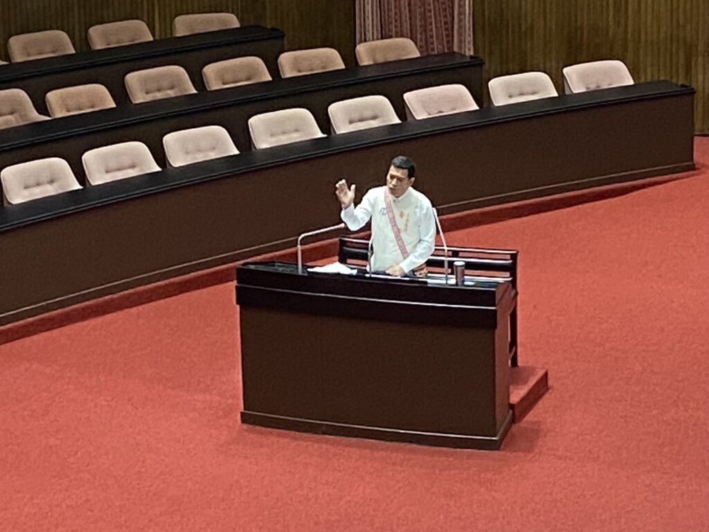 國民黨平地原住民立法委員黃仁及其夫人王春梅伉儷共同為台東農民發聲，認為「台灣人幾乎不吃鳳梨釋迦」的說法不僅與實際市場情況有所落差，更深深傷害台東農民的感情與尊嚴。(資料照片)