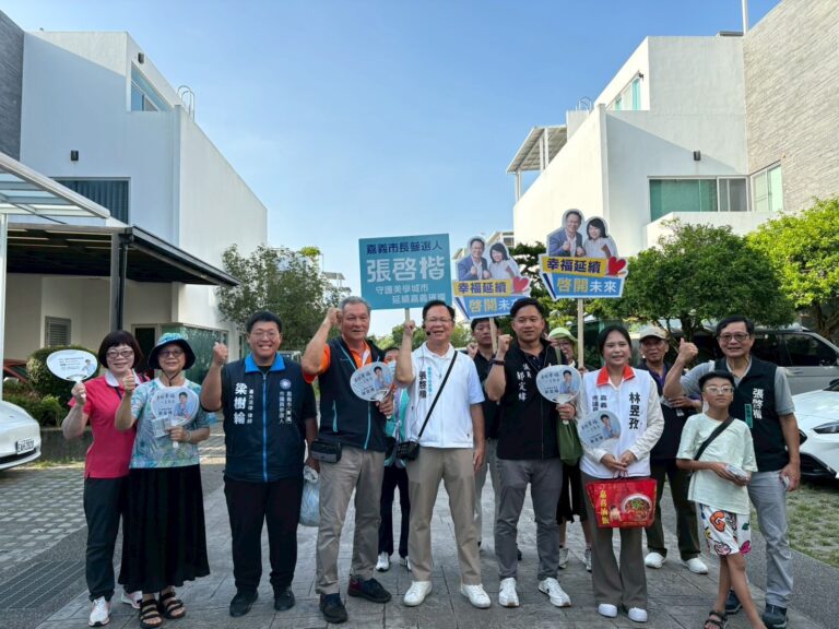 張啓楷啟動家戶拜訪行程,選擇從母校嘉華中學所在的長竹里出發。(圖/記者翻攝)