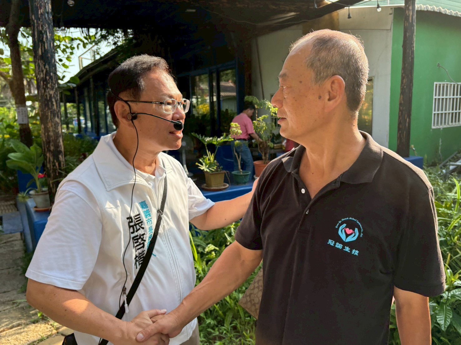 家戶拜訪過程中,張啓楷同步提出多項家庭照顧政策主張,強調打造「全國最友善育兒城市」。(圖/記者翻攝)