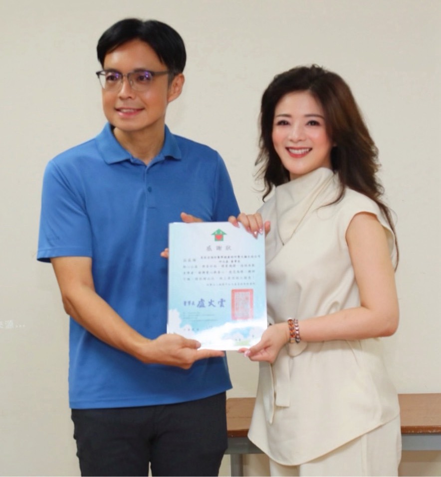 嘉惠啟智教養院院長呂俊德致贈感謝狀給茱莉亞預防醫學健康診所暨天顏生技公司董事長邱品嘉。(記者 包克明攝)