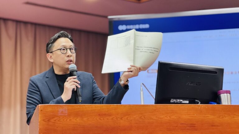 葛如鈞在立法院教育及文化委員會質詢教育部次長張廖萬堅,針對校事會議制度、第五級保全及代理教師年資採計等議題提出質疑,要求教育部提出具體改革方案。(圖/記者翻攝)