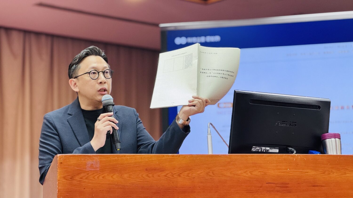 葛如鈞在立法院教育及文化委員會質詢教育部次長張廖萬堅,針對校事會議制度、第五級保全及代理教師年資採計等議題提出質疑,要求教育部提出具體改革方案。(圖/記者翻攝)