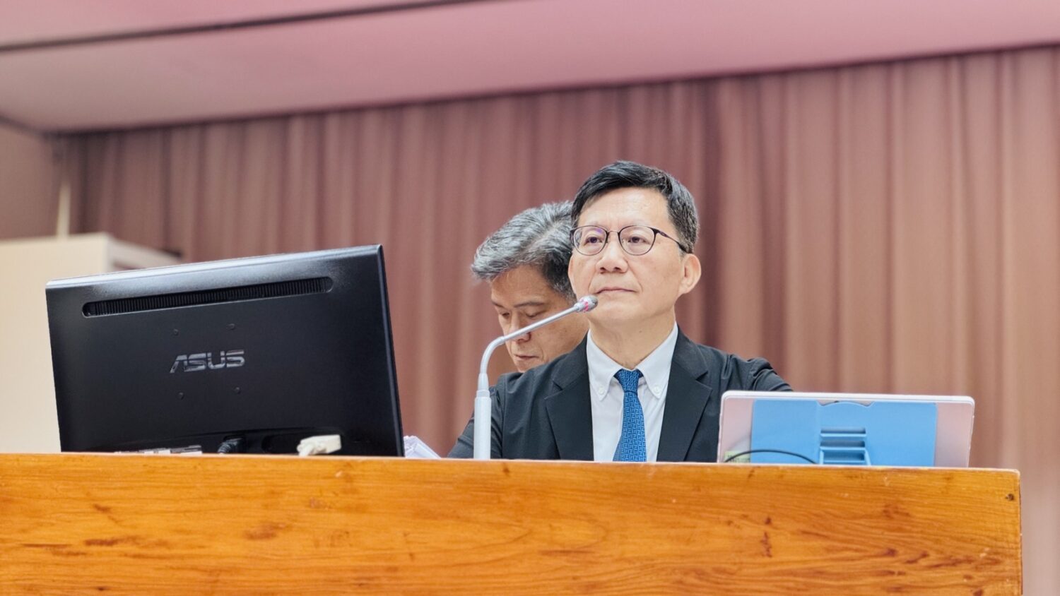 教育部次長張廖萬堅答詢時表示,將依立法院決議辦理。(圖/國會頻道)