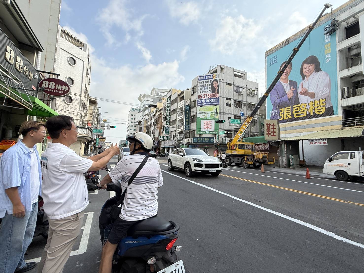 宣示接棒黃敏惠拚市政！張啓楷首面競選看板亮相。(圖／記者翻攝)
