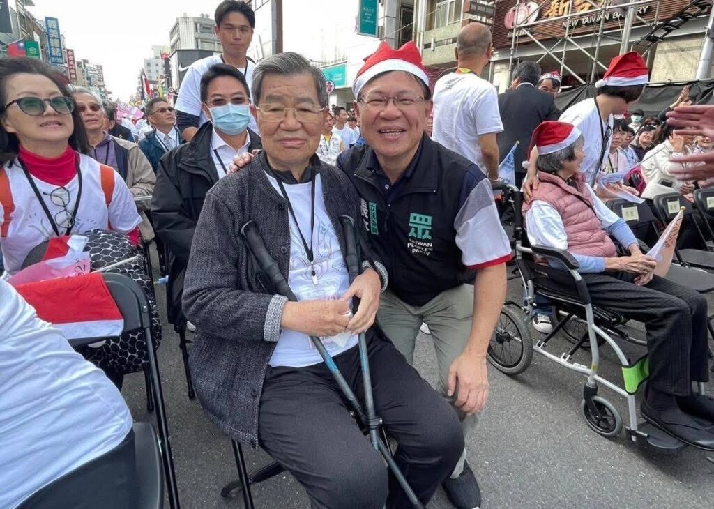嘉義子弟相挺！前副總統蕭萬長，以政治獻金捐款方式，公開支持同為嘉義子弟、藍白共推的嘉義市長參選人張啓楷。(圖／記者翻攝)