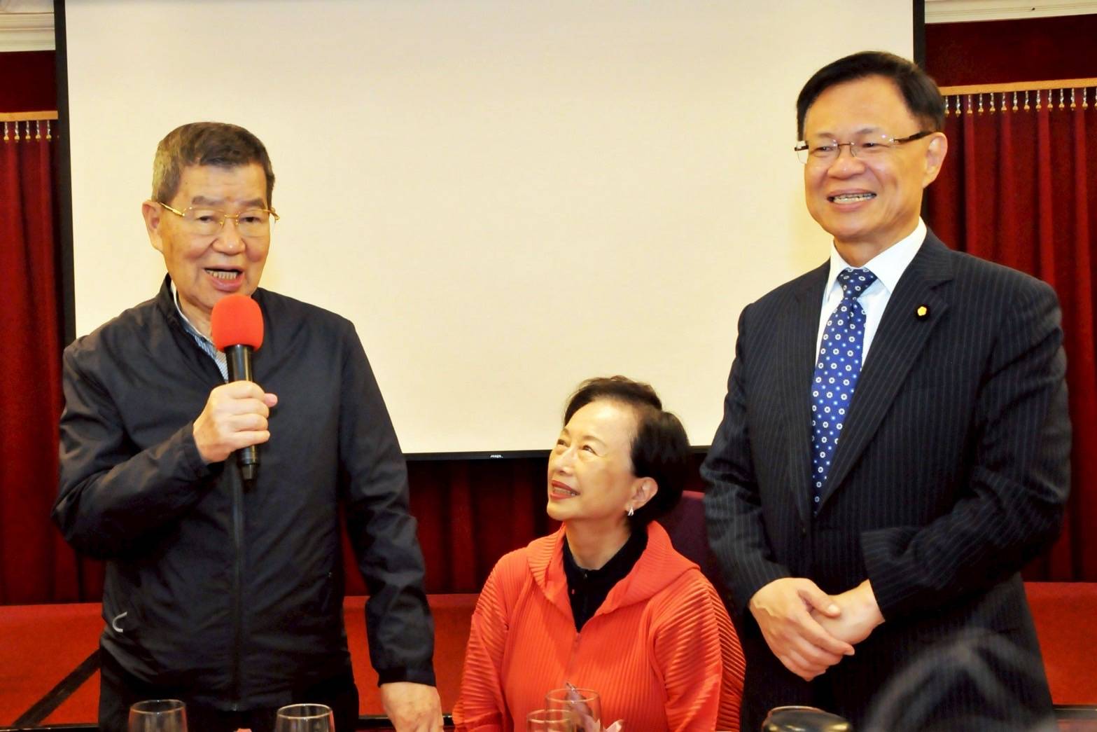 微笑老蕭挺微笑阿楷！張啓楷表示，前副總統蕭萬長以政治獻金捐款支持競選，對他而言不僅是資源挹注，更代表一份沉甸甸的責任與託付。(圖／記者翻攝)
