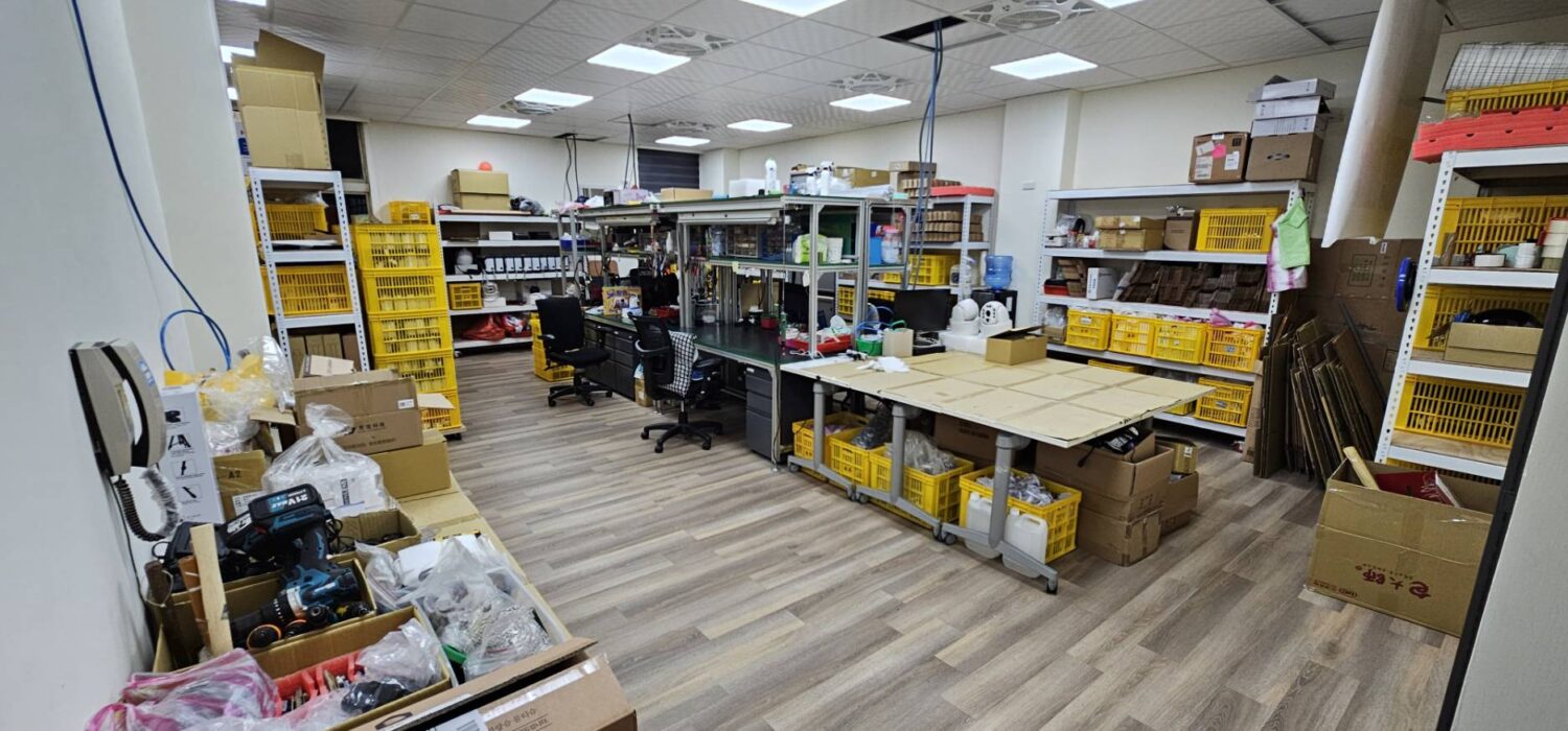 生產唾液科學快篩試劑與檢測器廠家研發中心現場已初具規模，井井有條。(記者 包克明攝)