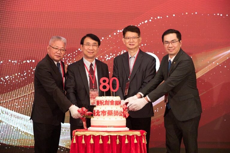 衛生局黃建華局長(右二)及長官共同見證北市藥公會創會80周年，齊心守護民眾健康、長長久久。(圖/夠夯資訊 提供)