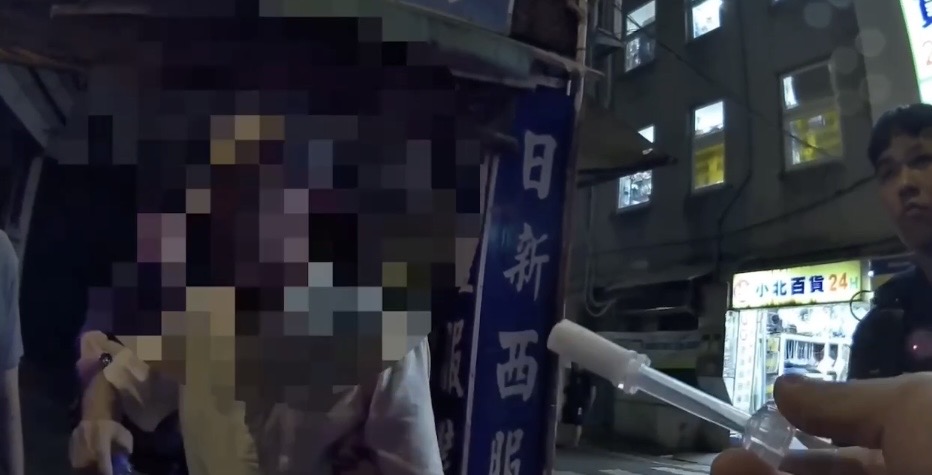員警對嫌疑人實施毒品快篩。（圖／記者 趙靜姸翻攝）