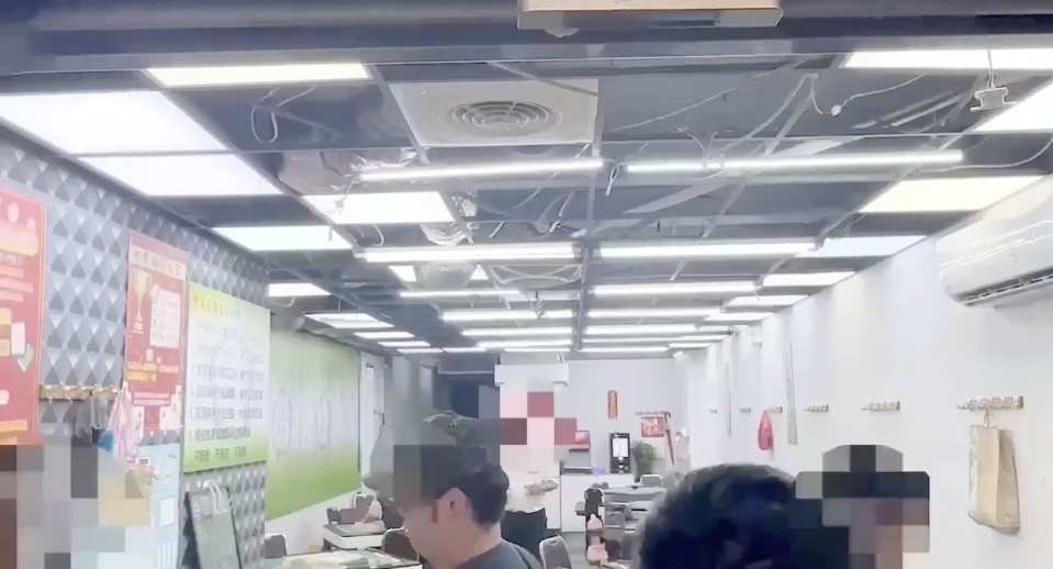 萬華分局於昨（2）日會同臺北市政府都市發展局、臺灣自來水公司及臺灣電力公司等單位相關人員前往執行斷水斷電。（圖／記者 趙靜姸翻攝）
