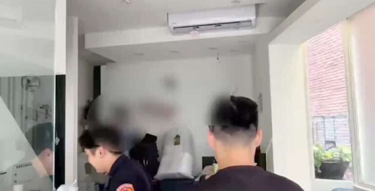 萬華分局員警會同臺北市政府都市發展局、臺灣自來水公司及臺灣電力公司等相關人員前往執行斷水電。（圖／記者 趙靜姸翻攝）