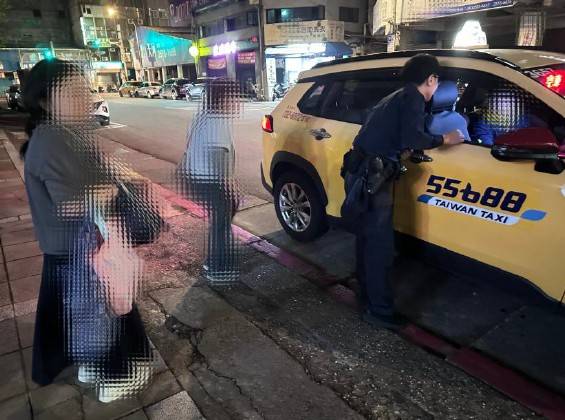 熱心員警為日籍旅客協助代叫計程車。（圖／記者 戴昱弘翻攝）