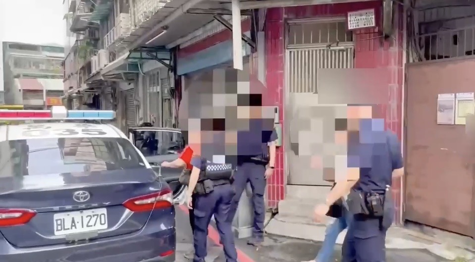 龍山派出所員警帶現場人員上車。（圖／記者 趙靜姸翻攝）