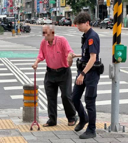 熱心員警攙扶老翁到派出所休息。（圖／記者 戴昱弘翻攝）