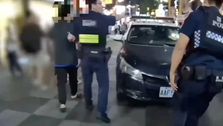警方獲報後立即趕赴現場查處並將男子帶回西門町派出所釐清案情。（圖／記者 趙靜姸翻攝）