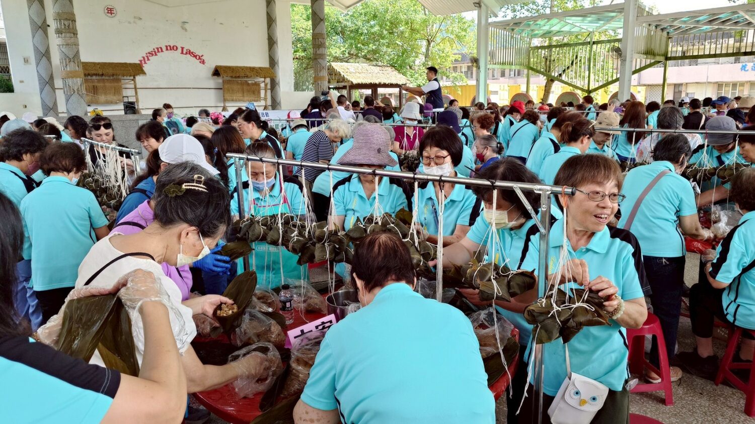 花蓮縣光復鄉大安社區發展協會今(13)日舉辦「議長盃系列活動-粽香重現・幸福同行」社區婦女端午包粽關懷活動,吸引超過300位婦女朋友熱情參與。(圖/記者 趙靜姸翻攝)