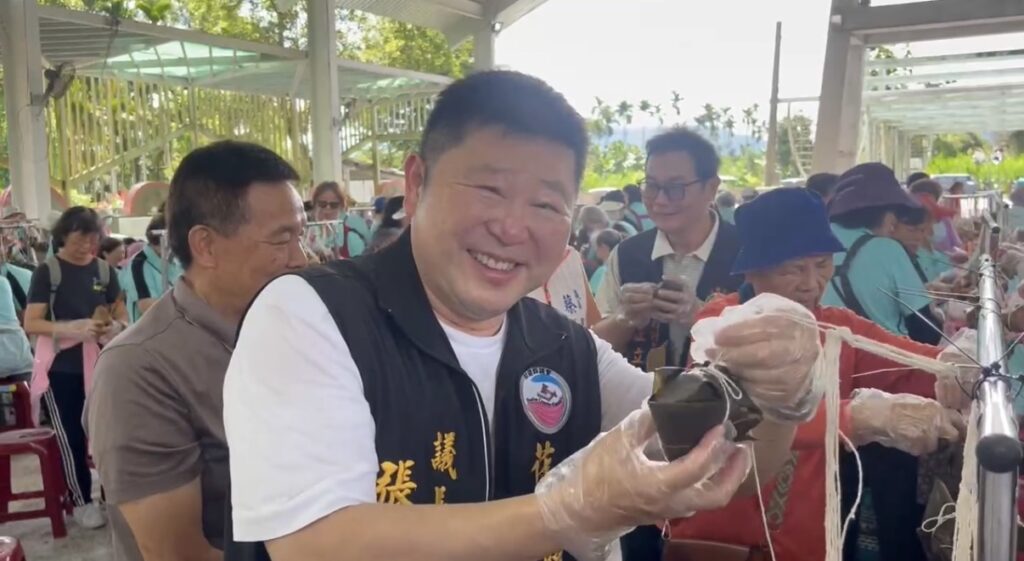 張峻親自到場參加，並指出端午節是重要的傳統節日，更是家人團聚與社區交流的重要時刻，希望透過包粽活動，讓大家不僅學習傳統手藝，也能深入感受端午文化的內涵與價值。（圖／記者 趙靜姸翻攝）
