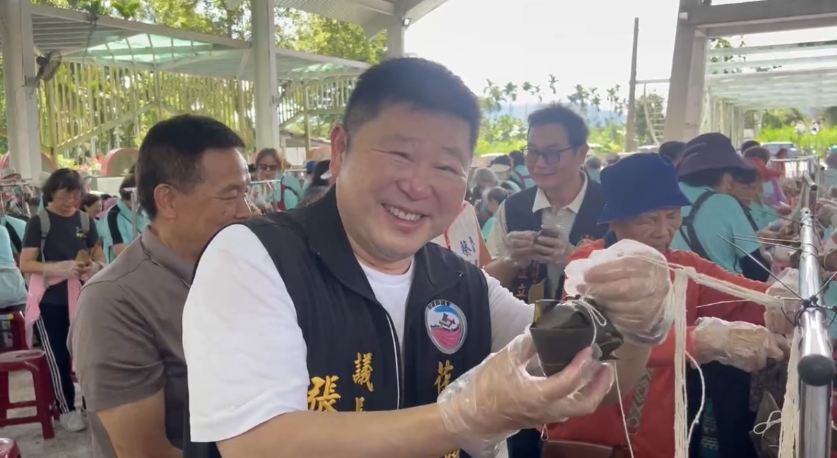 張峻親自到場參加,並指出端午節是重要的傳統節日,更是家人團聚與社區交流的重要時刻,希望透過包粽活動,讓大家不僅學習傳統手藝,也能深入感受端午文化的內涵與價值。(圖/記者 趙靜姸翻攝)