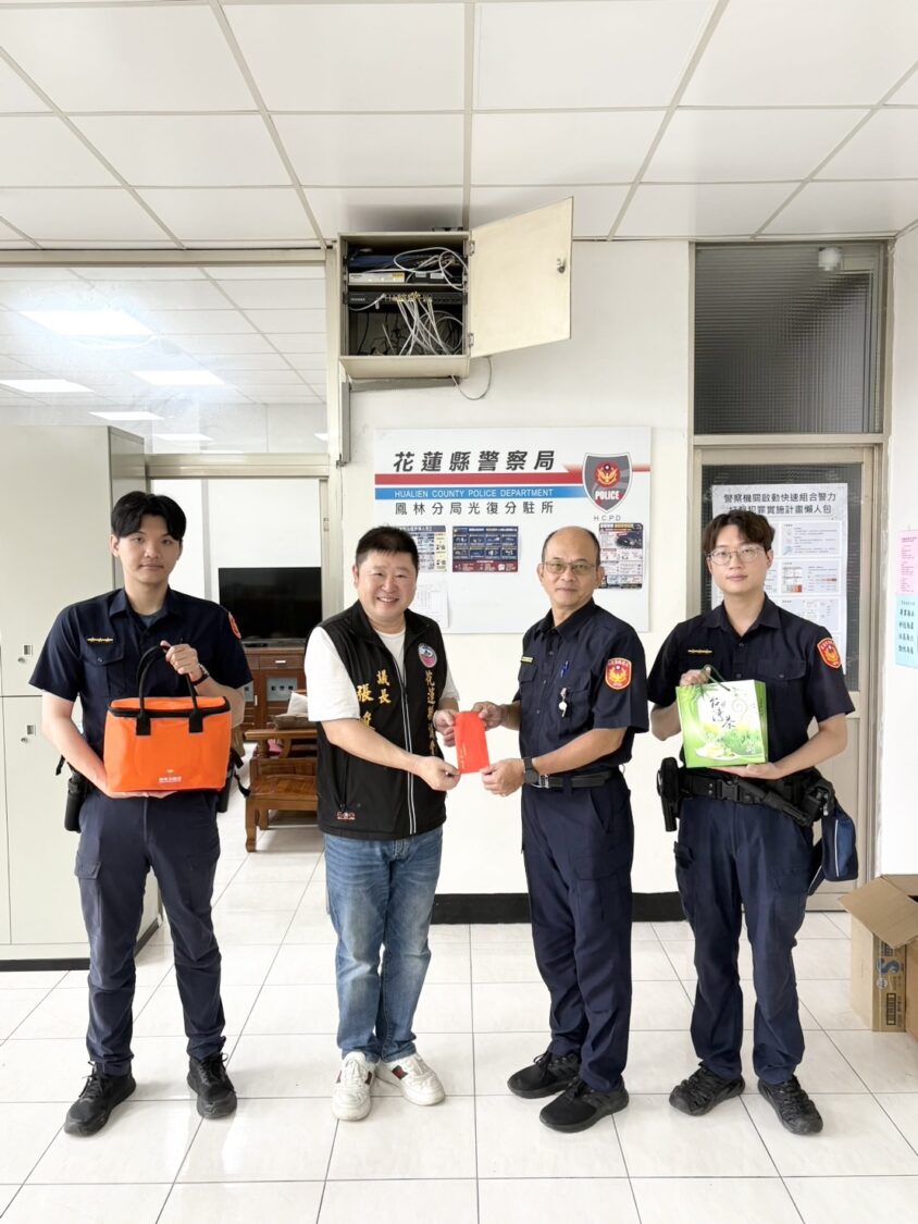 張峻(左二)於警察節前夕慰問基層警察同仁,感謝員警長年堅守崗位,守護花蓮治安、交通安全與人民生命財產安全。(圖/記者 趙靜姸翻攝)