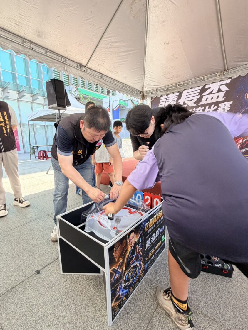 議長張峻(左一)也親自下場挑戰小朋友,結果被小鬥士擊敗,幽默笑說:「我回去練練,下次再來!」(圖/記者 趙靜姸翻攝)