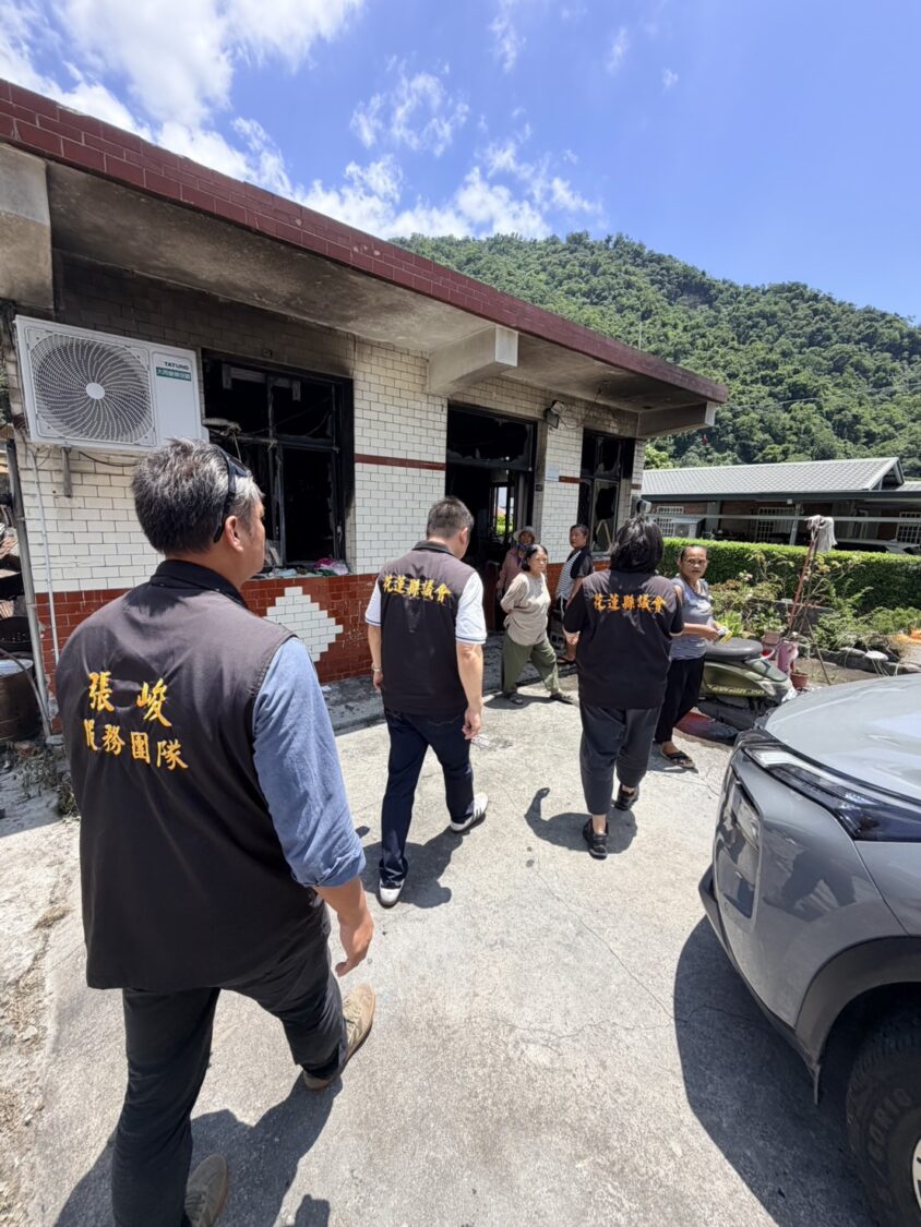 張峻(左二)帶領服務團隊來到卓溪鄉卓樂部落關懷火災受災戶,盼協助受災家庭早日重建家園,同時肯定防災協作中心及各界投入救援安置工作的努力。(圖/記者 趙靜姸翻攝)