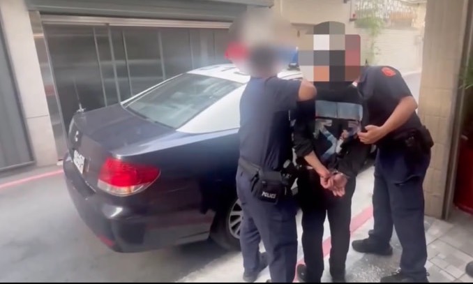萬華警方將嫌疑人帶上車。（圖／記者 趙靜姸翻攝）